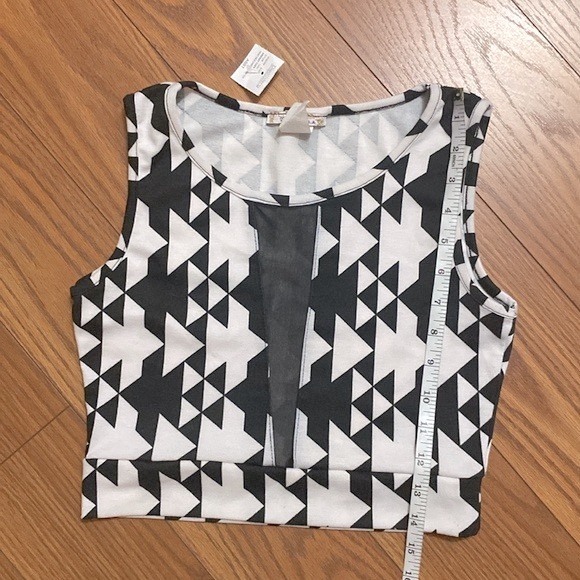 Top 10 women’s geographic print mesh insert crop top black white size S~M - Picture 7 of 9